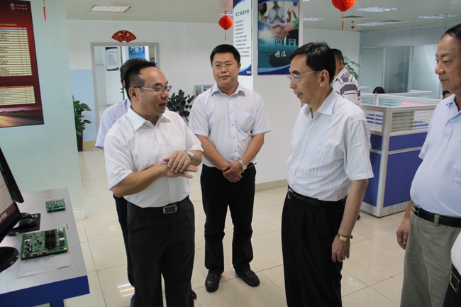 省长朱小丹(左二)与公司领导合影
