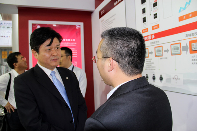 图2:国家测绘地理信息局局长、党组书记徐德明参观公司展位